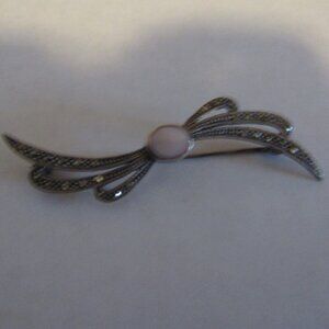 Signed 925 Vintage Sterling Silver Marcasite BOW PIN with Mother of Pearl Center